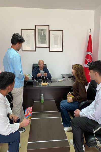 ANTİBİYOTİK DİRENCİNE KARŞI KAMPÜSTE GÜÇLÜ MESAJ: ÖĞRENCİLERDEN BİLİNÇLENDİRME ETKİNLİĞİ