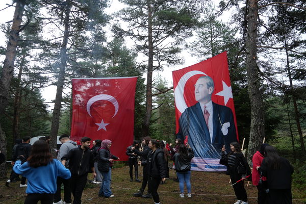 Cumhuriyet'in 102. Yılında 102 Umut: Cumhuriyetin Işığında Doğanın İzinde” Gençler Yaylalarda Ay-Yıldız Olup 102 Meyve Çekirdeği Toprakla Buluştu