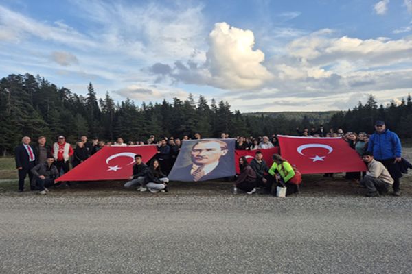 CUMHURİYET’İN 103. YILINDA 103 UMUT: GENÇLER YAYLALARDA AY-YILDIZ OLDU, 103 MEYVE ÇEKİRDEĞİ GELECEĞE UMUT OLDU